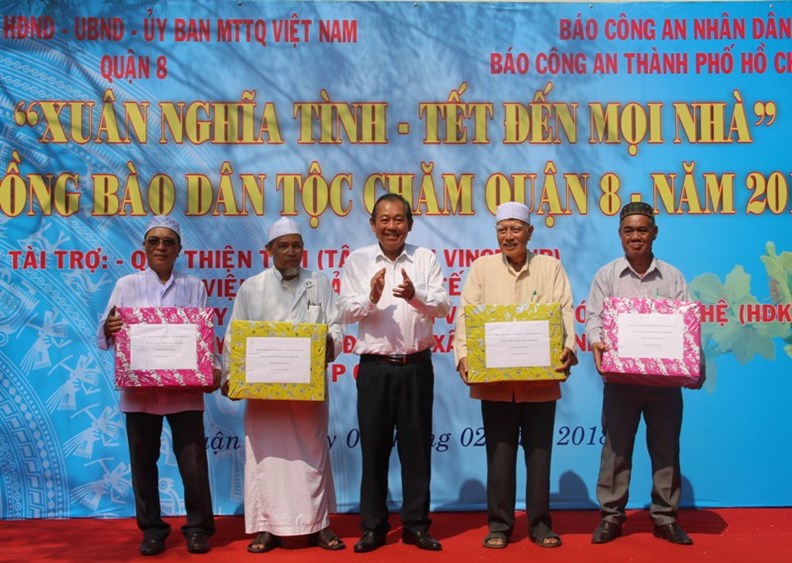 Phó Thủ tướng trao quà cho công nhân và đồng bào Chăm - ảnh 2